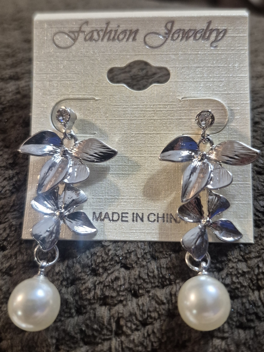 Fashion Jewelry Silver Floral Pearl Drop Earrings with White Pearls
